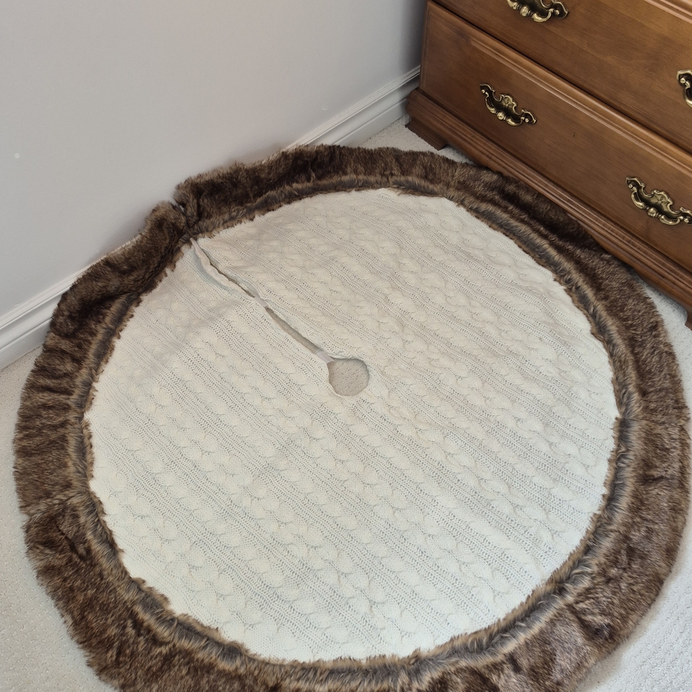 NWOT Cable Knit Faux Fur Tree Skirt